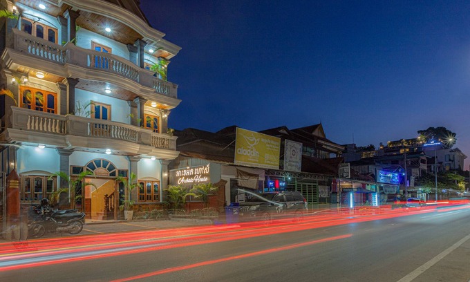 Downtown Siem Reap Hotel | Comfortable group of 10pax stay in 5 rooms-same floor, centrally located house