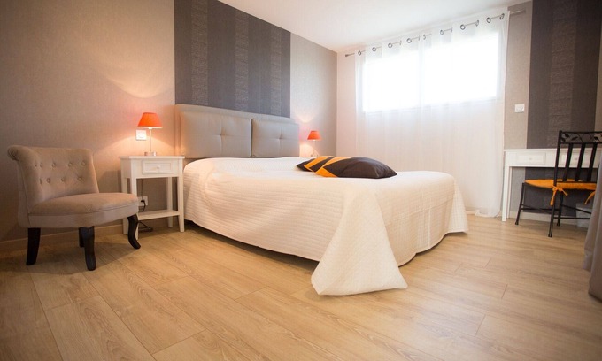 Bruc-sur-Aff Bed & Breakfast | Comfortable guest room "les Bruyères" in the rising sun