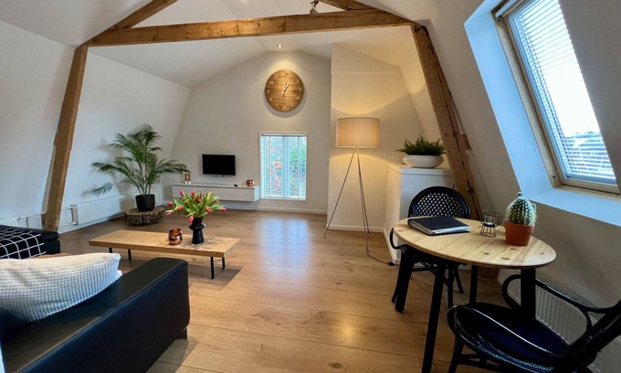 Municipality of Castricum Apartment | Comfortable holiday home just 300m from the center. Close to the beach