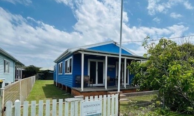 Hat Head Cottage | Comfortable, pet friendly cottage that is only a short stroll to the.