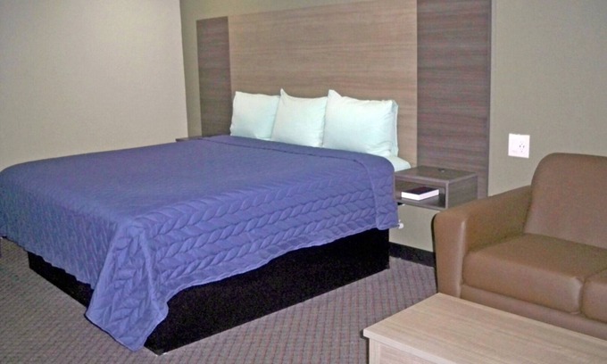 Beaumont House | Comfortable & Spacious Room: Mini-Fridge, Flat Panel TV & Free Breakfast