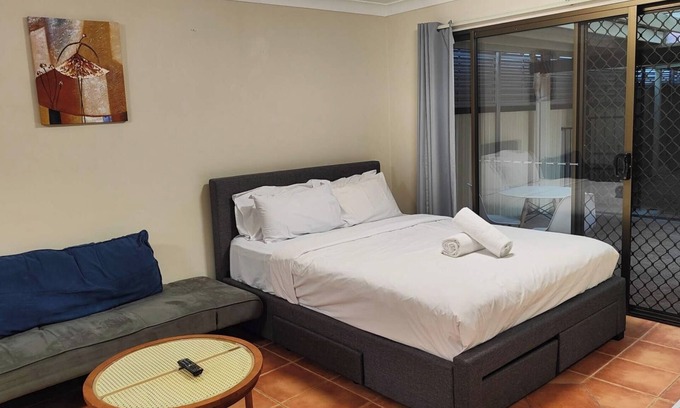 Mermaid Waters House | Comfortable Studio Granny Flat Mermaid Water