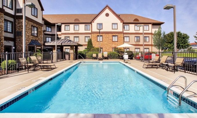 Middletown Condo | Comfortable Suite in Louisville! Free Breakfast Buffet + Shared Outdoor Pool | Great for Business Travelers!