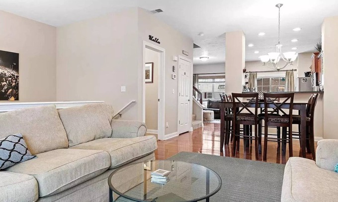 Roseland House | Comfortable Townhouse - Short Stroll to Notre Dame