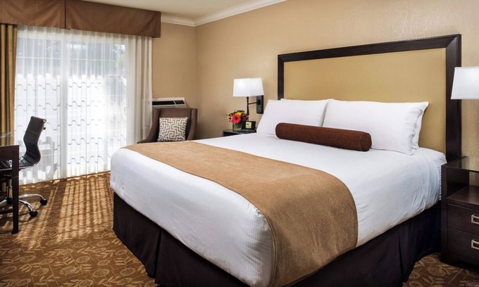 Barron Park Hotel | Comfortable Unit with Heated Pool, Free Breakfast & Free Parking