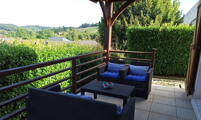 Sarlat-la-Caneda Villa | Comfortable villa offering an unobstructed view of the heights of Sarlat
