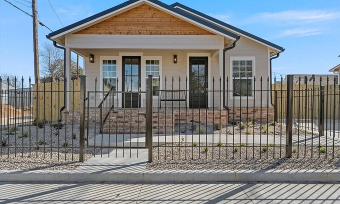 Brazos House | Comfortable walk to Magnolia & Just a short drive to Baylor