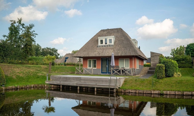 Midlaren House | Comfortable Waterfront Park Retreat