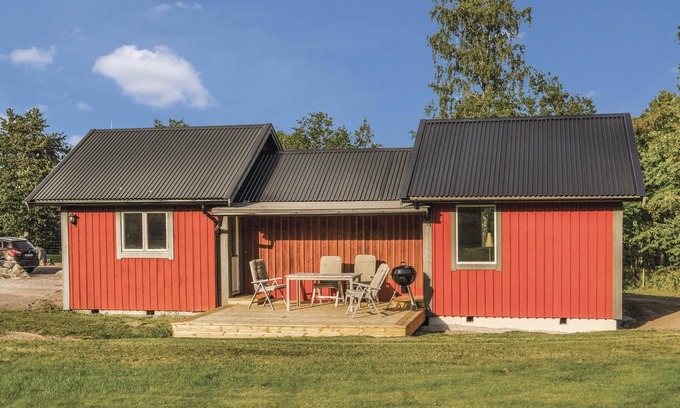 Granna House | Comfortably furnished cottage with good standard and beautiful location by the lake Brunn.