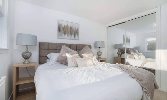 Cumbernauld House | Comfy 3 Bed House - Free Parking