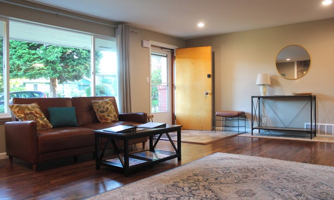 Edmonds House | Comfy 3 bedroom, pet-friendly home, big backyard, 5 minutes to Downtown Edmonds.