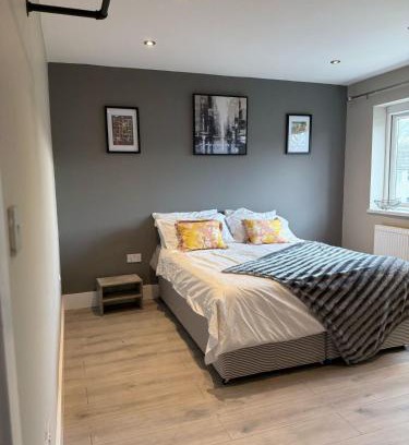 Tatenhill Apartment | Comfy 3BR House l Near Shops & Transport l Parking