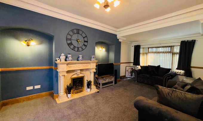 Penderry House | Comfy 5-bedroom House in Swansea; great for families, friends, tourists, workers