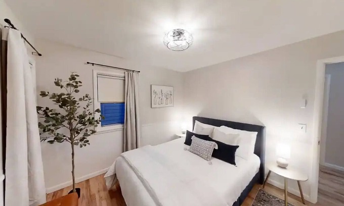 Norwich House | Comfy and Cozy Cape style home, newly remodeled throughout!n