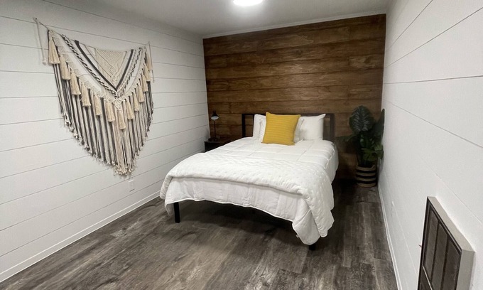 Gonzales Apartment | Comfy, Clean & Pet Friendly