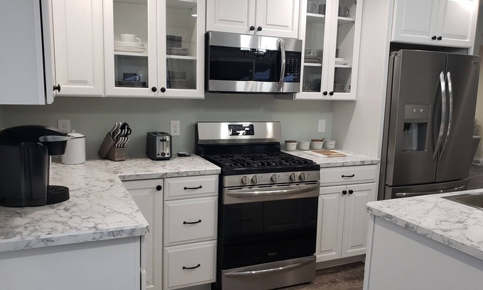 Howland Corners House | Comfy Cottage in the Middle of Everything!