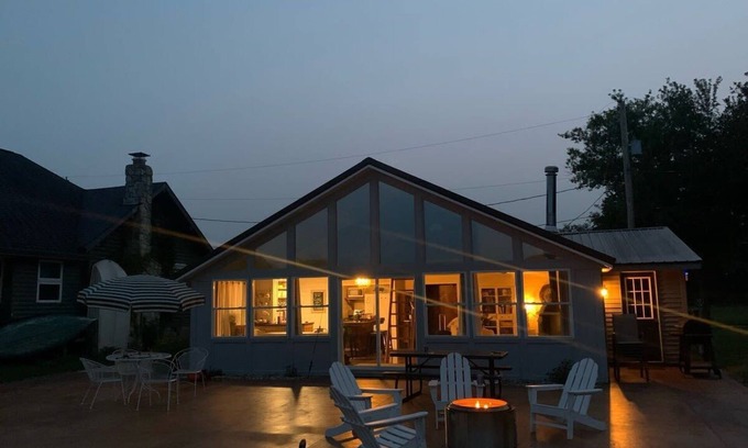 Shipshewana House | Comfy & Cozy Lakefront Cottage