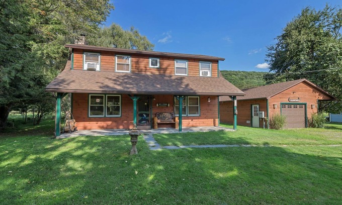 Damascus House | Comfy Cozy Living on the Delaware River! Recently Renovated!
