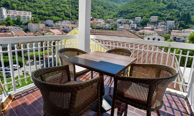 Bijeli do Apartment | Comfy Flat w Balcony 5 min to Greco Beach in Budva