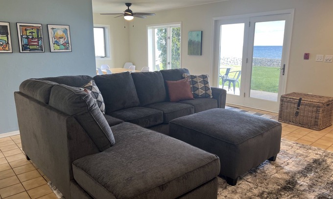 Algoma Condo | Comfy modern condo, right on Lake Michigan. Perfect couples getaway! No aircon