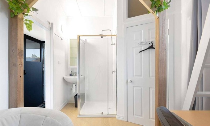 Brisbane Apartment | Comfy Studio Loft Suite, Mount Gravatt East
