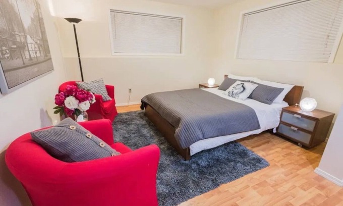 Tukwila House | Comfy Two Bedroom Retreat Minutes to Airport Bus Transit Link Rail Supermarket
