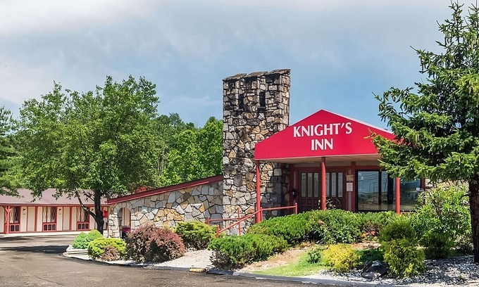 Summitt Hotel | Comfy Unit, Table Tennis, Pool, Free Parking, Free WiFi, Pets Allowed