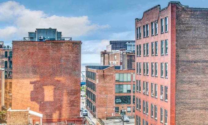 Downtown Cleveland Condo | Comfy Warehouse District Luxury Condo!