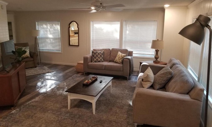 Topeka House | Complete BnB Presents Stylish Newly Renovated Whole Home TKS418
