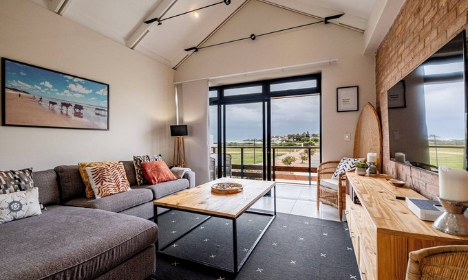 Jeffreys Bay Apartment | Complete, Modern 2 bedroom, 2 bathroom Apartment on the beach