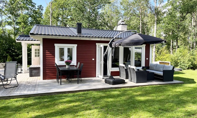 Jarnforsen Ski Chalet | Completely renovated and nice red cottage located next to Lake Flaten outside Virserum I SE05044