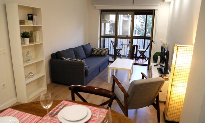 Old Town Apartment | COMPLETELY RENOVATED AND IN FULL CENTER!