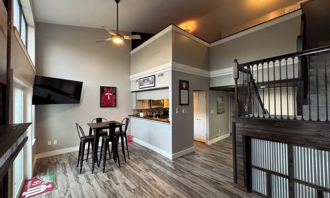 Avoca Condo | Completely updated Monroe Lake Condo with private loft, steps to pool and tennis