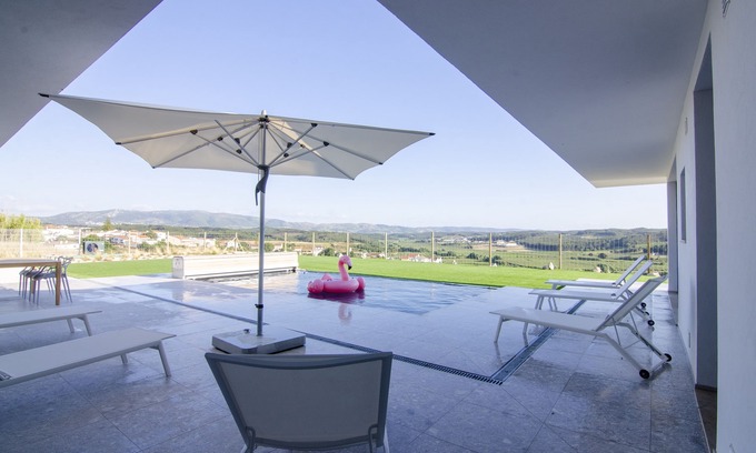 Cadaval Villa | Condition as new: VILLA DISIGNATIVE SILVERCOAST PORTUGAL - INFINITE HEATED SWIMMING POOL