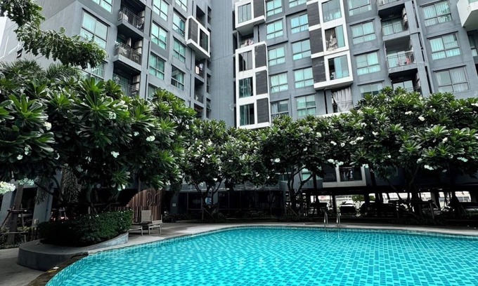 Ramkhamhaeng Apartment | Condo pool gym wifi big shopping mall boat train bus 5 min by walk night market