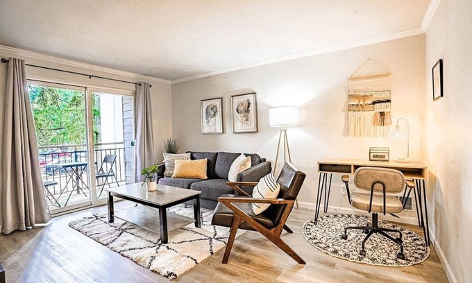 Bridle Trails Condo | Condo with king bed, walk to Microsoft, park