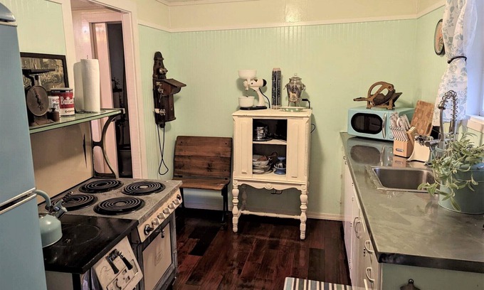 Westlake Cabin | Conductor’s Quarters - Lakefront Luxury 1 Bedroom with Kayaking near Florence