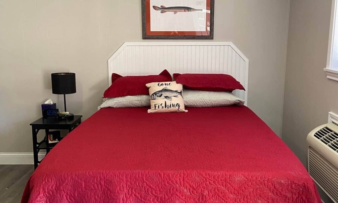 Quitman House | Contact less checkin -Gar Getaway- Room 8