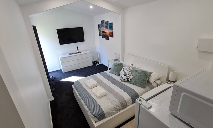 Port Noarlunga South Apartment | Contemporary studio, only metres to beach/surf, 10 mins to McLaren Vale wineries