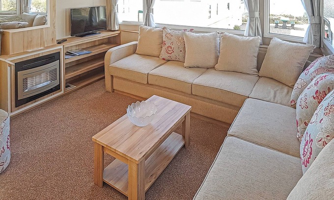 Kilcreggan House | Contemporary 12ft-wide caravan with one double and one twin.