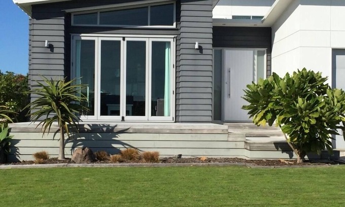 Omaha House | Contemporary 4 Bedroom Beach House