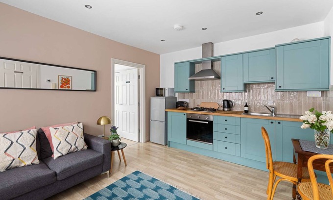Roath Apartment | Contemporary Apt with Balcony by Black Door Stays
