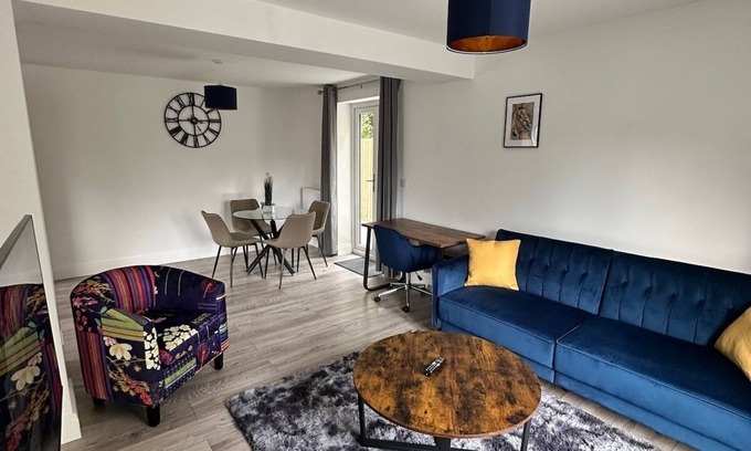 Guildford House | Contemporary Comfort: 2-BD Home