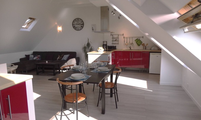 Plovan Apartment | Contemporary duplex apartment by the sea
