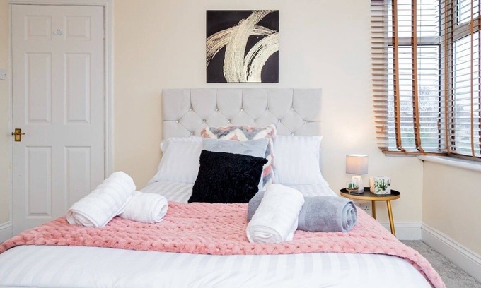 Little Hay Apartment | Contemporary expansive apartment upper