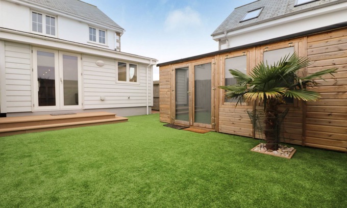 St Merryn House | Contemporary house, lovely village location, close to beaches.