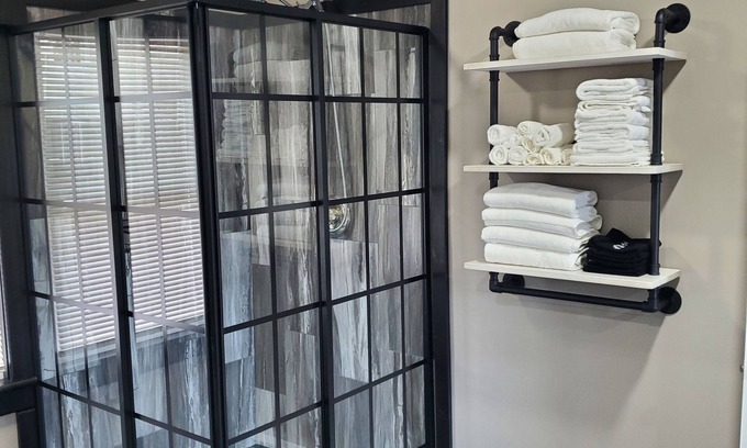 Whitehall Apartment | Contemporary king w/futon