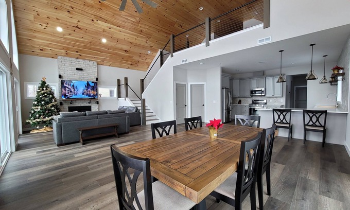 Hillman House | Contemporary Lakehouse Retreat: Where Paradise Meets Comfort