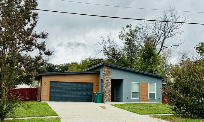 Gatesville House | Contemporary Leon St. House