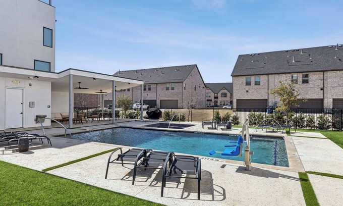 Farmers Branch House | Contemporary Luxury Smart Home with Rooftop Oasis